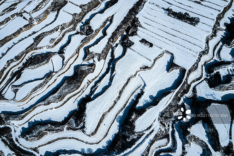冬天下雪的崇山峻岭无人机航拍图图片素材