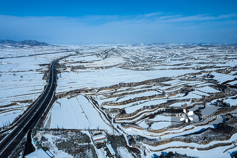 冬天下雪的崇山峻岭无人机航拍图图片素材