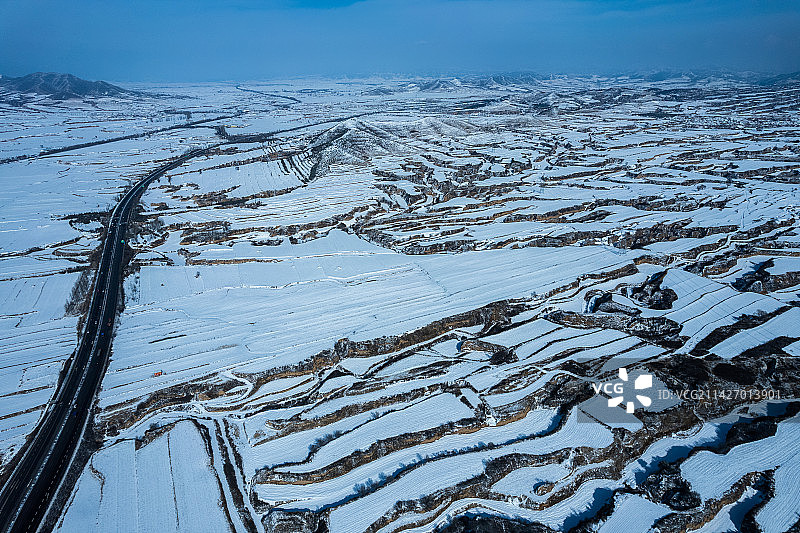 冬天下雪的崇山峻岭无人机航拍图图片素材
