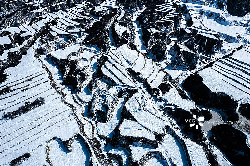 冬天下雪的崇山峻岭无人机航拍图图片素材