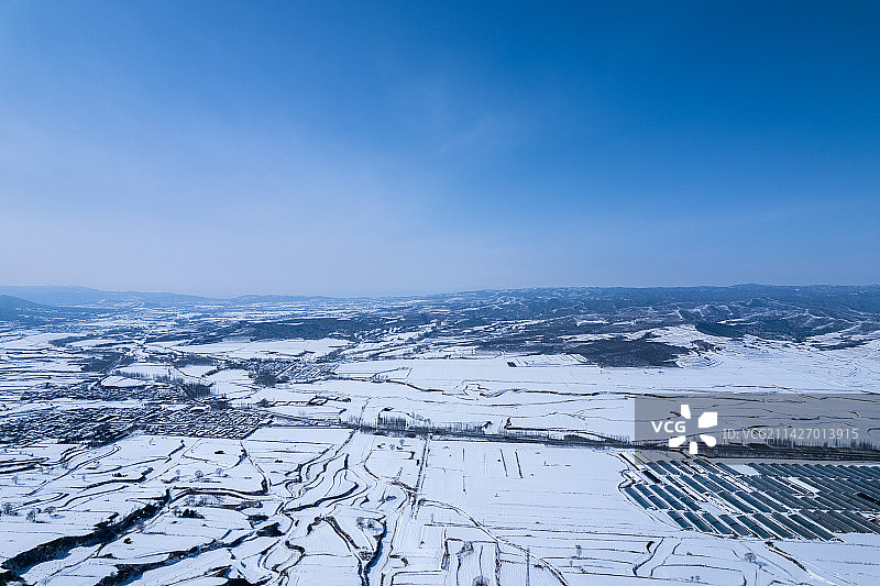 冬天下雪的崇山峻岭无人机航拍图图片素材