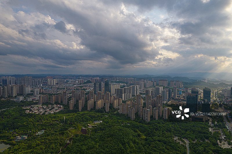 贵州省贵阳市观山湖区公园，金融城地标建筑。城市天际线图片素材