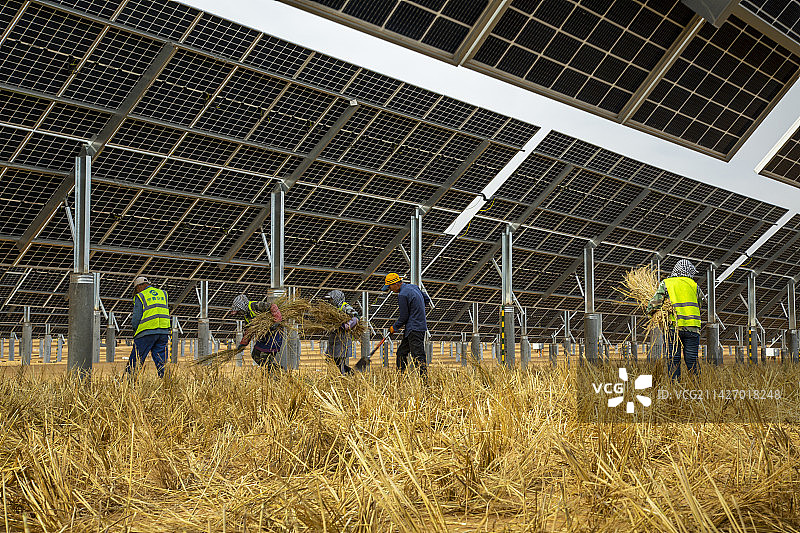 宁夏中卫沙漠光伏发电治沙20230307图片素材