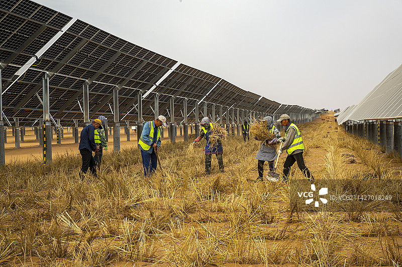 宁夏中卫沙漠光伏发电治沙20230307图片素材
