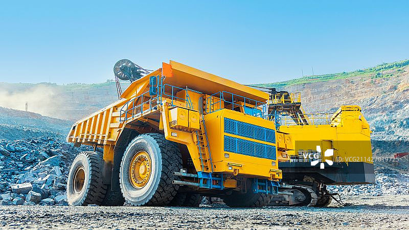 露天铁矿巨型设备正在装运铁矿石图片素材