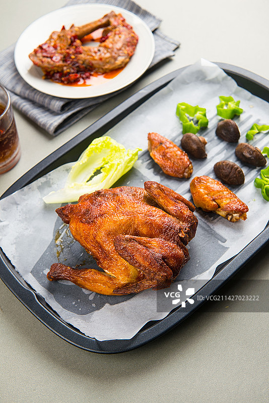 烤盘里的烤鸡烤鸡翅蔬菜图片素材