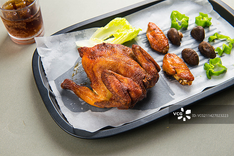 烤盘里的鸡翅烤肠图片素材
