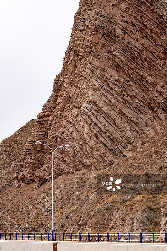 中国西北甘肃兰州丹霞地貌地壳运动挤压岩石图片素材