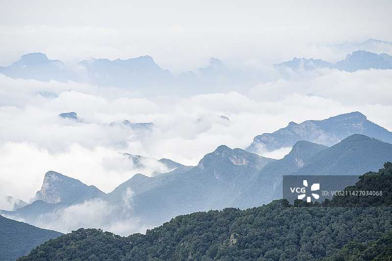 夏天雨后的山间云雾自然风景图片素材