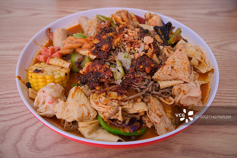 盛在碗中的麻辣烫/冒菜图片素材