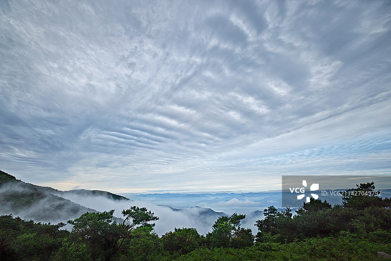 金华磐安青梅尖群山层积云底阴云密布图片素材