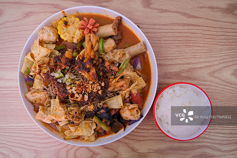 盛在碗中的麻辣烫/冒菜和米饭图片素材