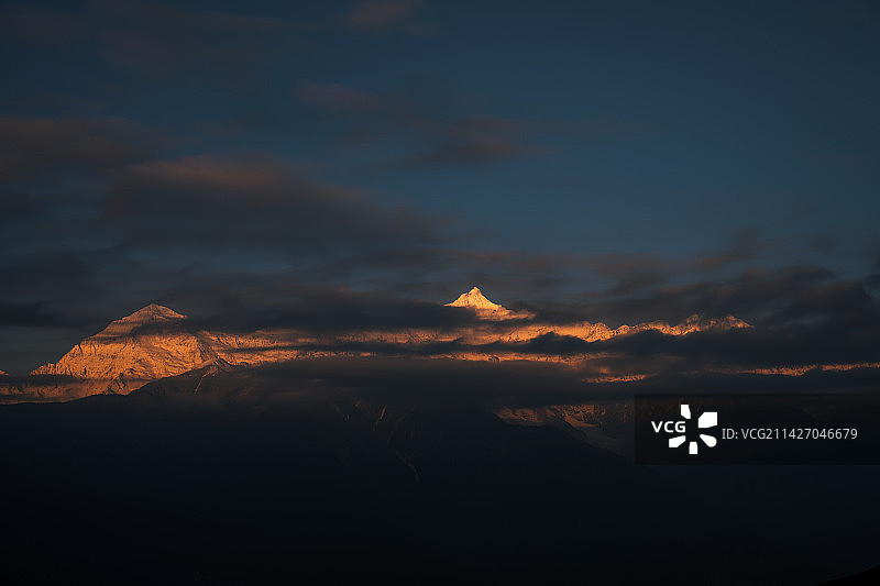 云南省迪庆藏族自治州梅里雪山日出户外风光图片素材