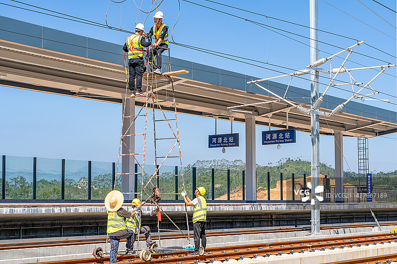 高铁建设施工现场工人的低角度视图图片素材