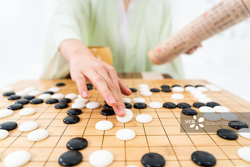 正在下棋的古装美女图片素材
