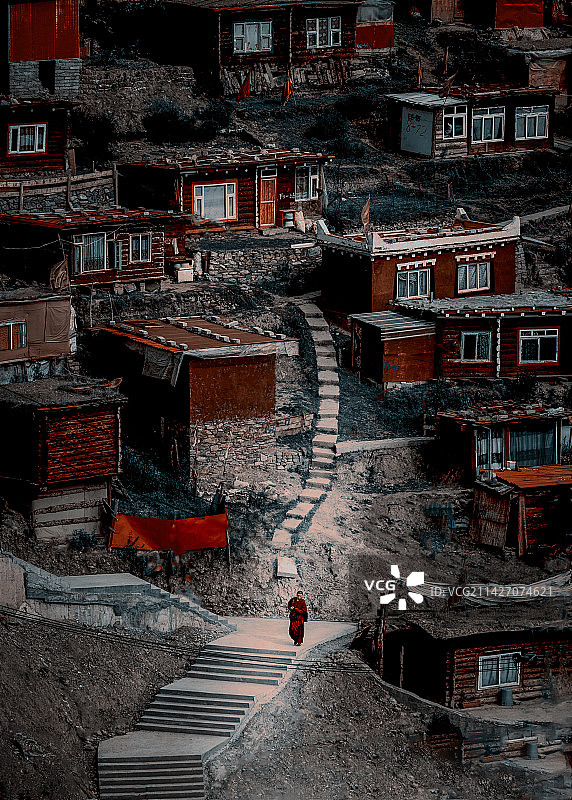 色达行僧图片素材