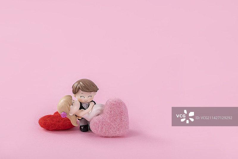 情人节公主抱创意粉色背景图片素材