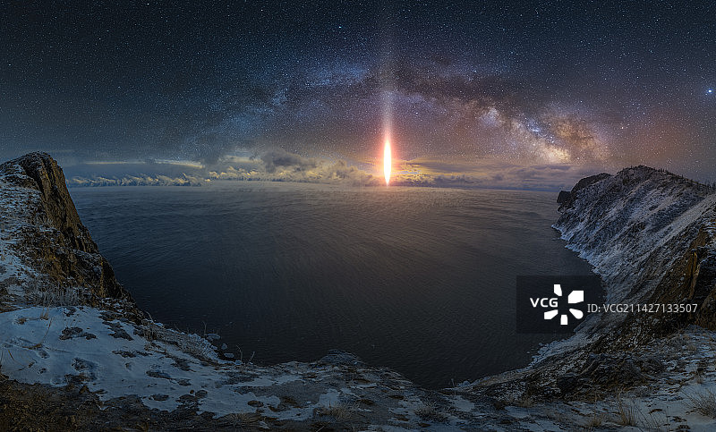 银河下的灯塔图片素材