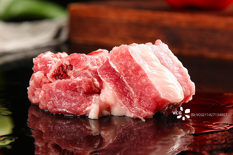 黑底上的猪骨头图片素材