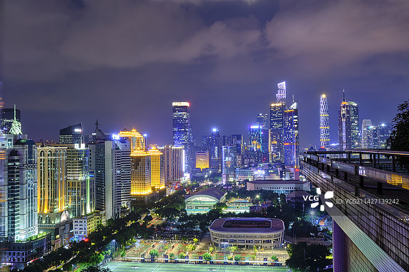 广州天河体育中心与珠江新城CBD摩天大楼夜景图片素材