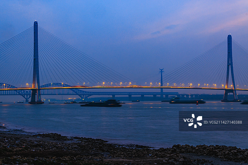 南京鱼嘴看长江三桥图片素材