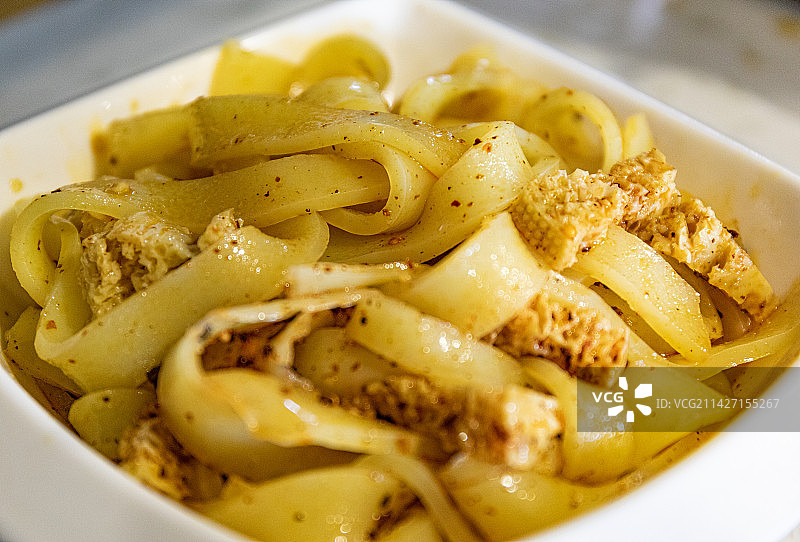 甘肃省平凉市的本地特色小吃：白色盘子里的凉皮特写图片素材