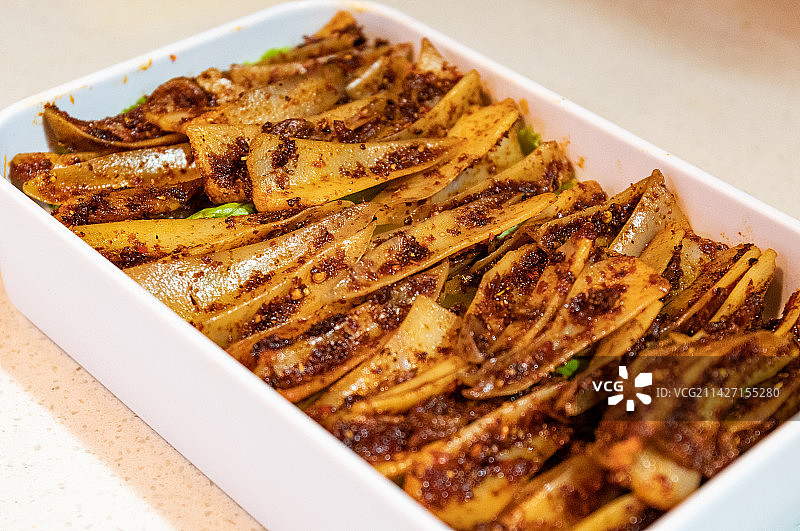 白色盘子里盛着的麻辣三角鸡脆骨图片素材