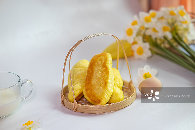 桌上盘子里食物的特写镜头图片素材