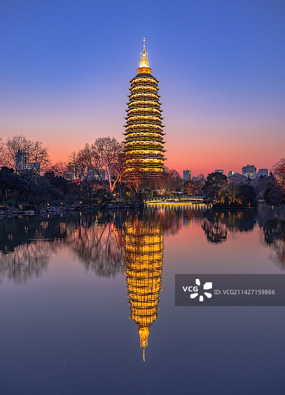 春日中的天宁寺与红梅公园图片素材