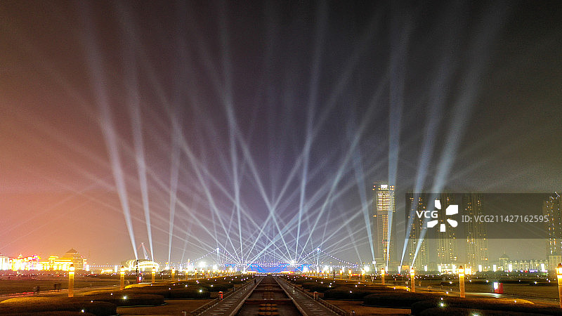 城市夜晚灯光秀图片素材