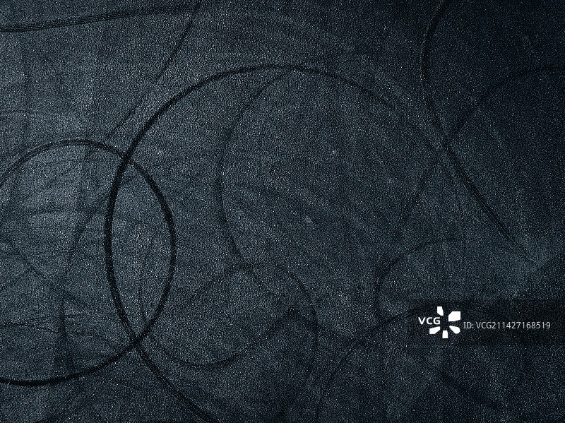 航拍布满轮胎印的赛车跑道图片素材