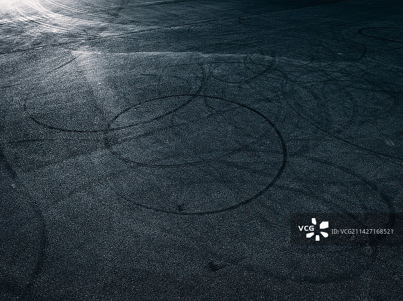 航拍布满轮胎印的赛车跑道图片素材