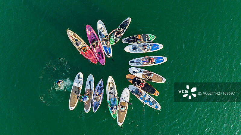 人们在万绿湖湖上划桨板的高角度视图图片素材