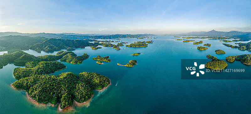 鸟瞰广角风景美丽的广东万绿湖图片素材