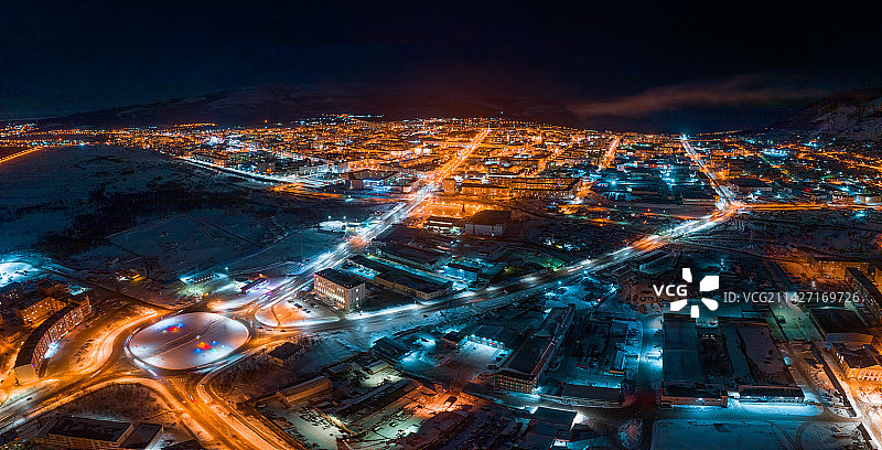 俄罗斯马加丹夜幕中城市的高角度景色图片素材