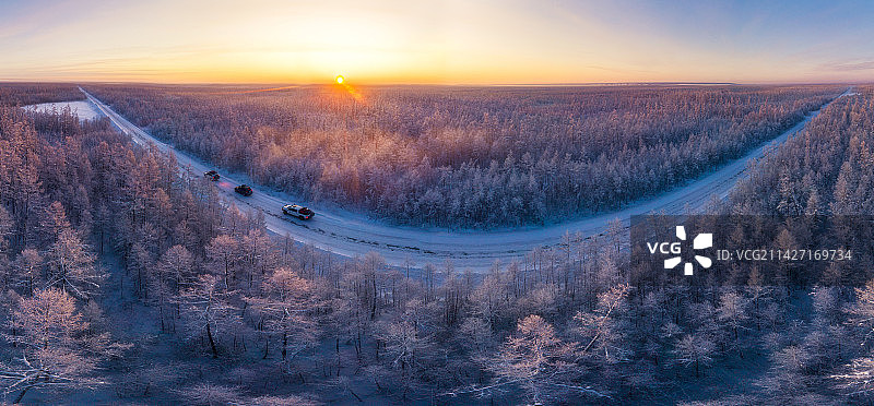 俄罗斯西伯利亚无人区冬季的森林和雪地的全景图片素材