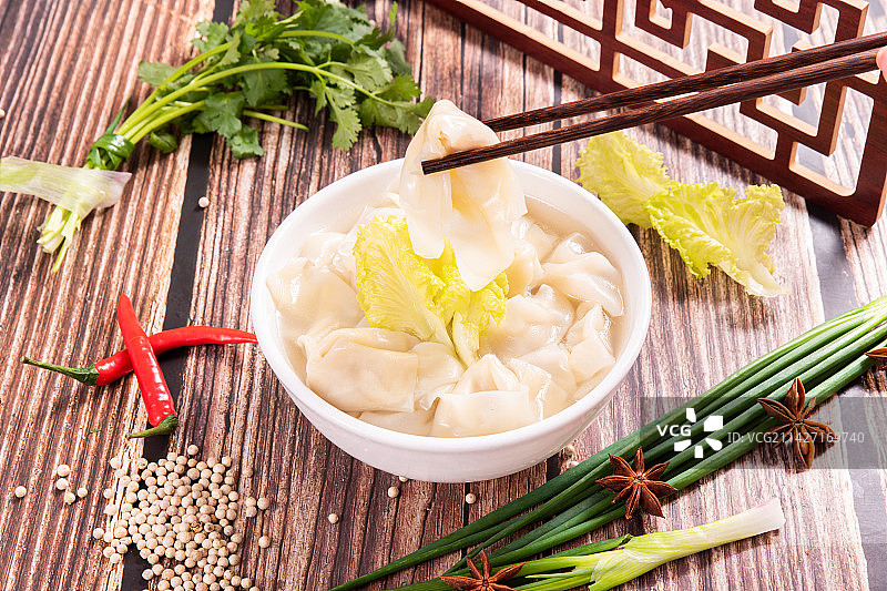 放在木桌上的一碗早餐广东云吞图片素材