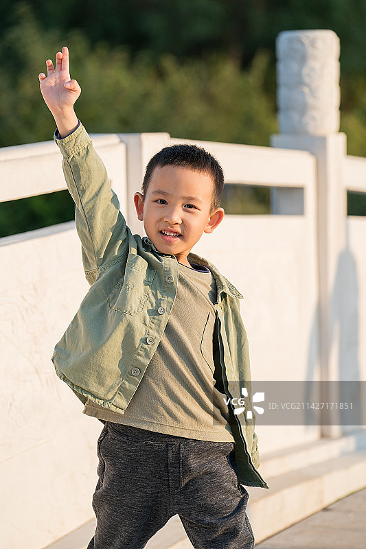 公园里的中国少年图片素材