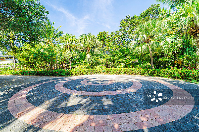 公园广场圆形地砖地面图片素材