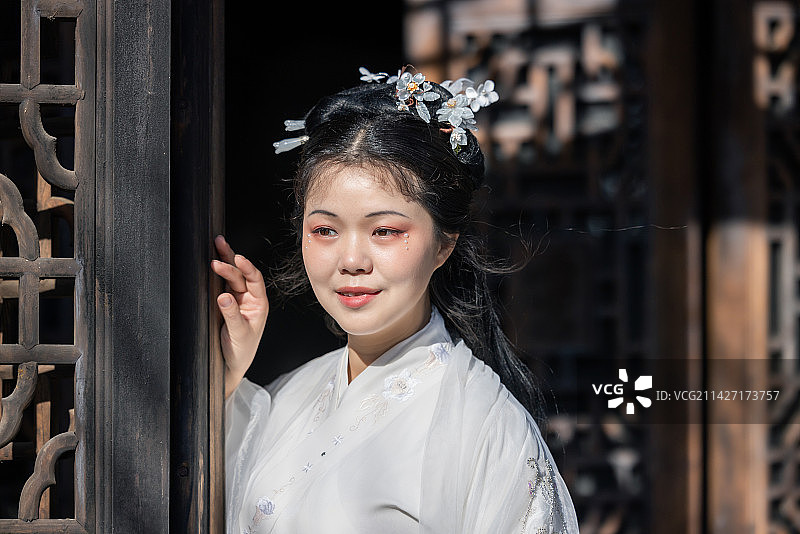 穿着传统汉服服装的中国女性站在古代建筑物旁边的肖像图片素材