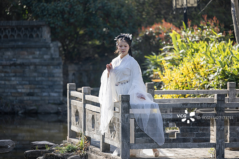 穿着传统汉服服装的中国女性站在古代建筑物旁边的肖像图片素材