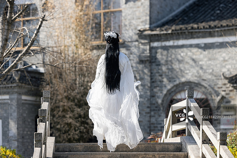 穿着传统汉服服装的中国女性站在古代建筑物旁边的肖像图片素材