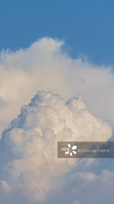 积雨云云朵蓝色背景天空航拍图片图片素材