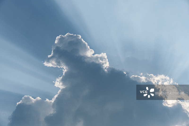 天空中像狗的云朵和丁达尔效应图片素材