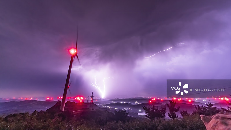 山东省烟台市海阳市跑马岭风车乌云雷雨闪电图片素材