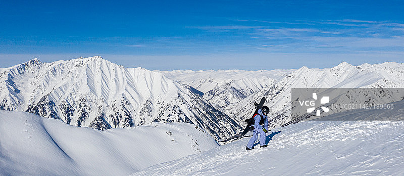 新疆阿勒泰禾木滑雪图片素材