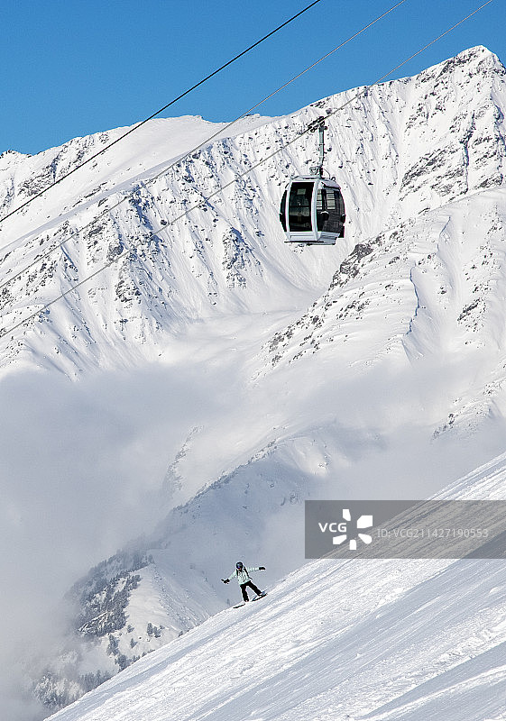 新疆阿勒泰禾木滑雪场滑雪图片素材