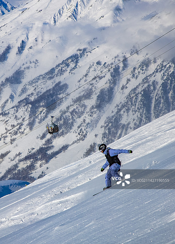 新疆阿勒泰禾木滑雪场滑雪图片素材