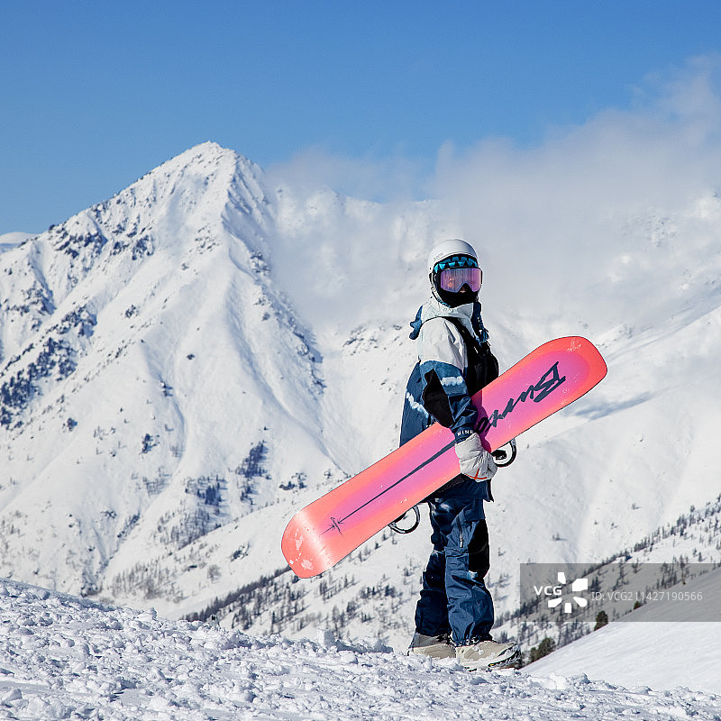 新疆阿勒泰禾木滑雪场滑雪图片素材