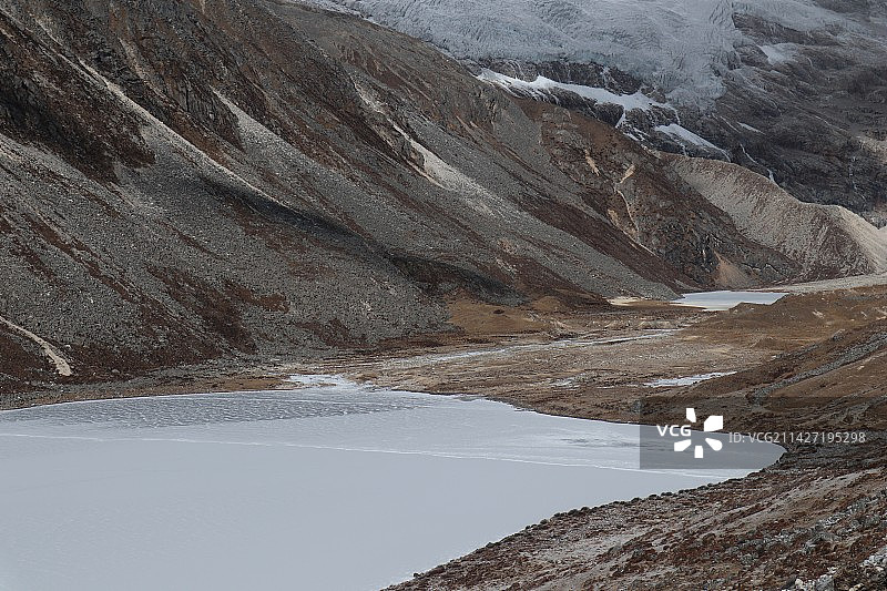 西藏库拉岗日下的河流图片素材